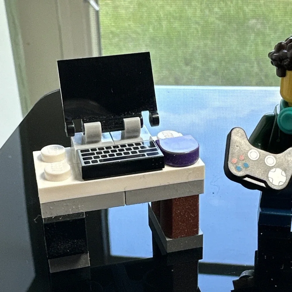 LEGO Gamer Minifigure Desk Laptop‎ Chair Controller Custom Build